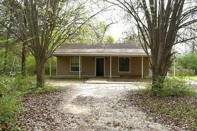 Great investor or first time owner home. Huge front yard to play - photo 1