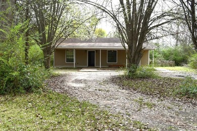Great investor or first time owner home. Huge front yard to play - photo 2