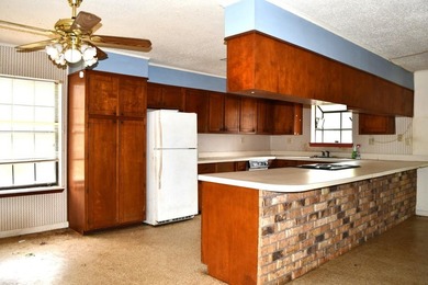 Great investor or first time owner home. Huge front yard to play - photo 4