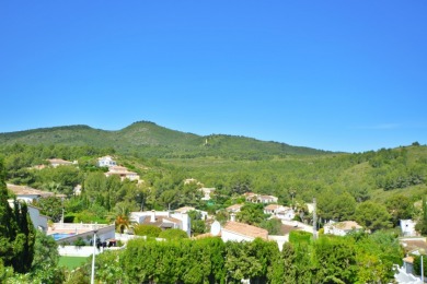 Luxury 4 bedroom villa with pool located in Javea - photo 2