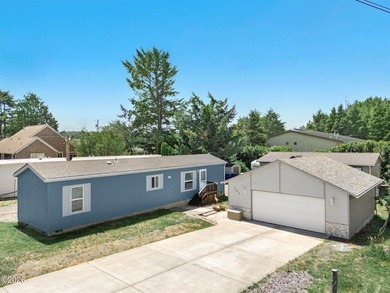 This 2021 manufactured home offers an inviting open floor plan - photo 1