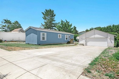 This 2021 manufactured home offers an inviting open floor plan - photo 2