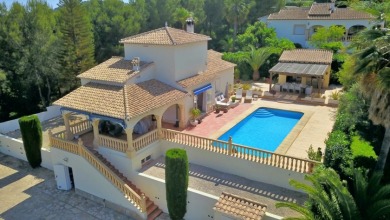 Luxury 4 bedroom villa with pool located in Javea - photo 1