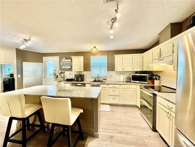 Beautiful RARE 3 BEDROOM home. 1792 SqFt. Gorgeously remodeled! - photo 11