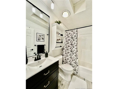 Beautiful RARE 3 BEDROOM home. 1792 SqFt. Gorgeously remodeled! - photo 27