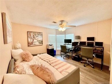 Beautiful RARE 3 BEDROOM home. 1792 SqFt. Gorgeously remodeled! - photo 29