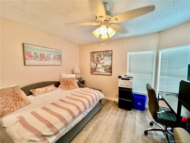 Beautiful RARE 3 BEDROOM home. 1792 SqFt. Gorgeously remodeled! - photo 31