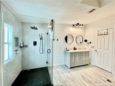 Beautiful RARE 3 BEDROOM home. 1792 SqFt. Gorgeously remodeled! - photo 36