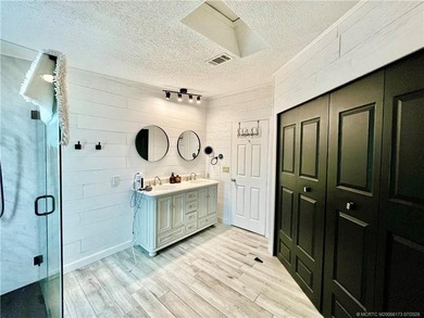 Beautiful RARE 3 BEDROOM home. 1792 SqFt. Gorgeously remodeled! - photo 39