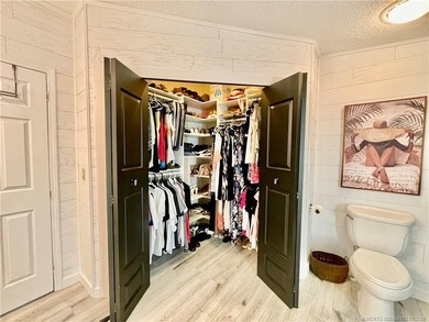 Beautiful RARE 3 BEDROOM home. 1792 SqFt. Gorgeously remodeled! - photo 40