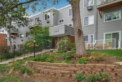 Welcome to this stylish and conveniently located condo in the - photo 2