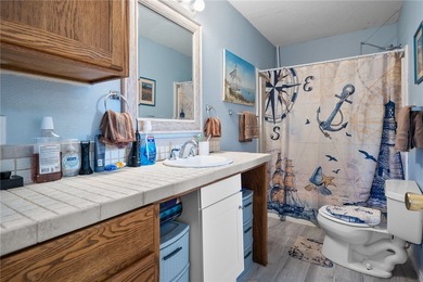 Charming 2 bedroom, 1 bath, coastal home located on 3 lots in - photo 14