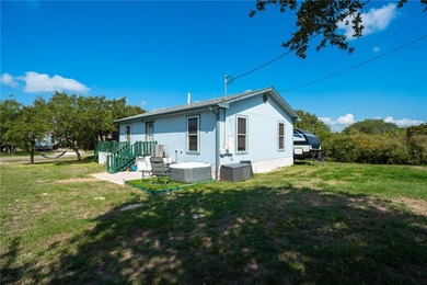 Charming 2 bedroom, 1 bath, coastal home located on 3 lots in - photo 19
