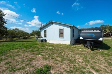 Charming 2 bedroom, 1 bath, coastal home located on 3 lots in - photo 20