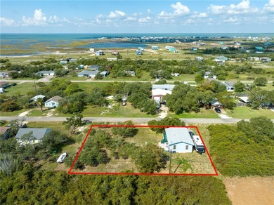 Charming 2 bedroom, 1 bath, coastal home located on 3 lots in - photo 22