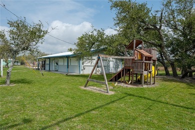 Charming 2 bedroom, 1 bath, coastal home located on 3 lots in - photo 28