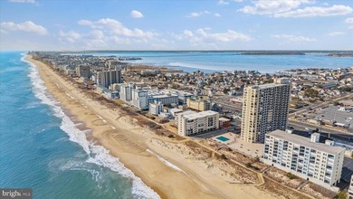 Completely renovated direct oceanfront 2-bedroom, 2-bath condo - photo 31