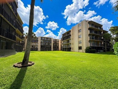 Convenient first-floor 2 bedroom, 2 bath split-plan condo with - photo 14