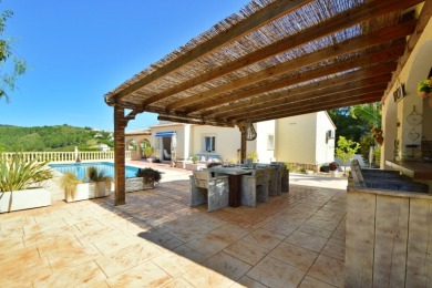 Luxury 4 bedroom villa with pool located in Javea - photo 18
