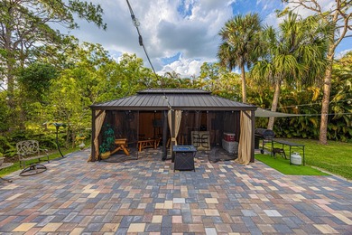 Country Living at its finest- Large, well appointed home located - photo 4