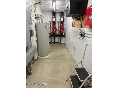 This 48,000 SqFt warehouse building is in excellent condition - photo 7