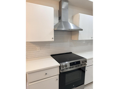 UPDATED 2ND FLOOR CONDO FEATURING WHITE EAT-IN KITCHEN WITH NEW - photo 4