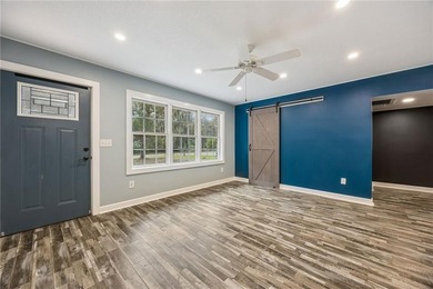 Plenty of space in Downtown Historic Saint Marys! Sitting - photo 5