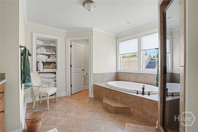 Centrally located in desirable Oakridge, this meticulously - photo 32