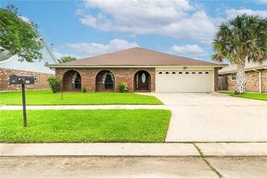Opportunity awaits in desirable Chateau Estates Lakefront! This - photo 2
