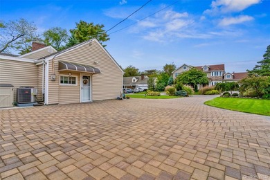 Welcome to this beautifully updated and spacious 5-bedroom, 3 - photo 7