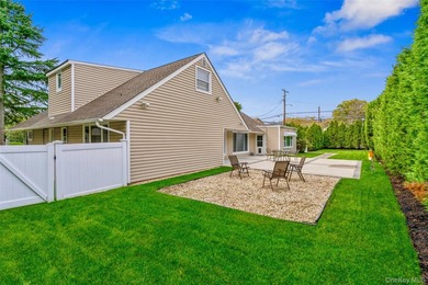 Welcome to this beautifully updated and spacious 5-bedroom, 3 - photo 8