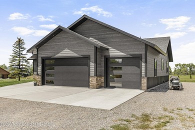Newly built 3 bedroom 2.5 bath modern home located on the 6th - photo 2