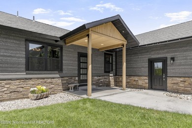 Newly built 3 bedroom 2.5 bath modern home located on the 6th - photo 4