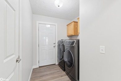 Beautiful 4-bedroom, 3-bath home located in the highly desirable - photo 25