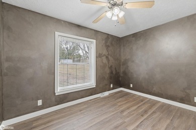 Beautiful 4-bedroom, 3-bath home located in the highly desirable - photo 27