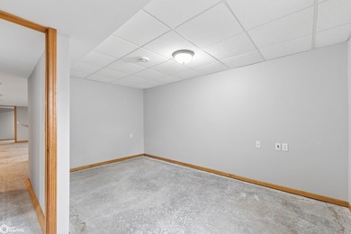 Beautiful 4-bedroom, 3-bath home located in the highly desirable - photo 34