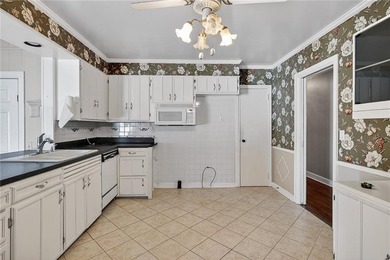 Located in the heart of St. Simons Island's highly sought-after - photo 9