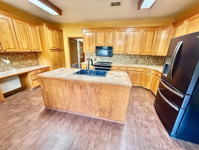 Stunning 3BR/2.5BA Two-Story Home in Hemphill, TX Prime Location - photo 12
