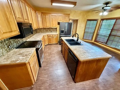 Stunning 3BR/2.5BA Two-Story Home in Hemphill, TX Prime Location - photo 14