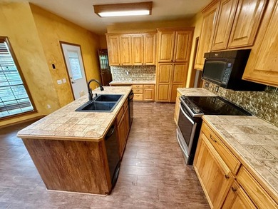 Stunning 3BR/2.5BA Two-Story Home in Hemphill, TX Prime Location - photo 15