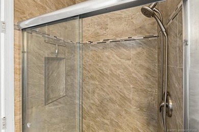 Welcome to this well-appointed two-bedroom, two-bathroom - photo 21