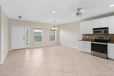 Welcome to this well-appointed two-bedroom, two-bathroom - photo 37
