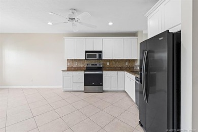 Welcome to this well-appointed two-bedroom, two-bathroom - photo 38