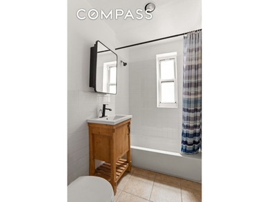 Beautifully renovated, move-in ready, sunny, spacious, one - photo 4