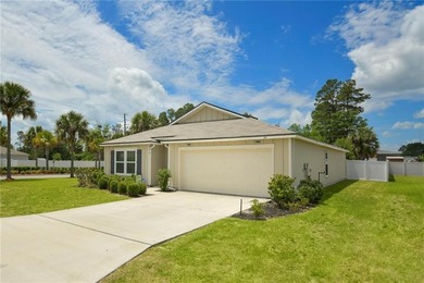 LOVELY 4 BEDROOM HOME WITH VINYL FENCED BACKYARD. SPACIOUS - photo 2