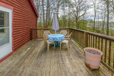 Cozy 2 BR, 2 Bath log sided home with knotty pine interior on a - photo 8