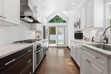 Welcome to 2595 Yorktown St., a fabulous Colonial perfectly - photo 12
