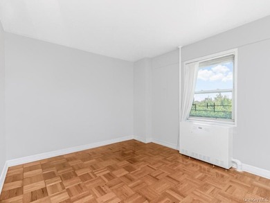 Welcome to 2 Fordham Hill Oval #5B. Move-In ready. As you enter - photo 13