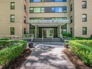 Welcome to 2 Fordham Hill Oval #5B. Move-In ready. As you enter - photo 16