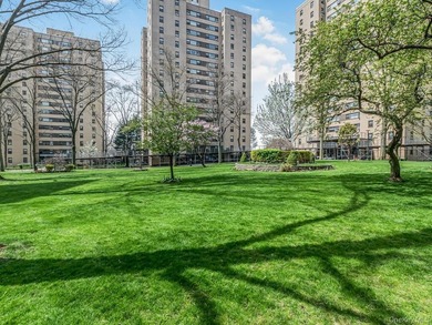 Welcome to 2 Fordham Hill Oval #5B. Move-In ready. As you enter - photo 20